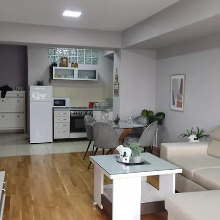 Roosevelt Center Apartment *